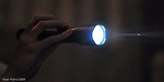 bushnell-hd-flashlight-hand