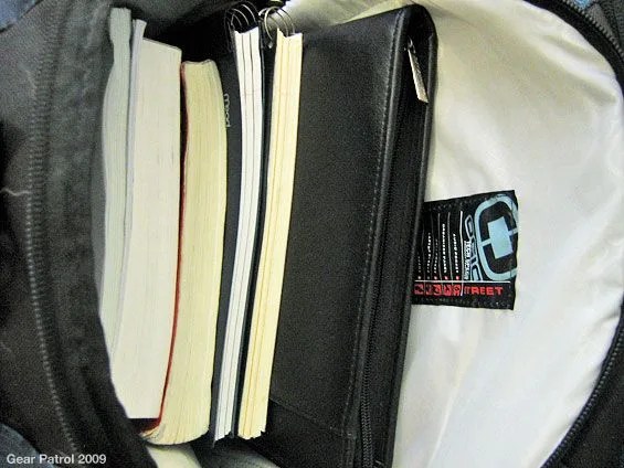 ogio-politan-blue-bag-inside