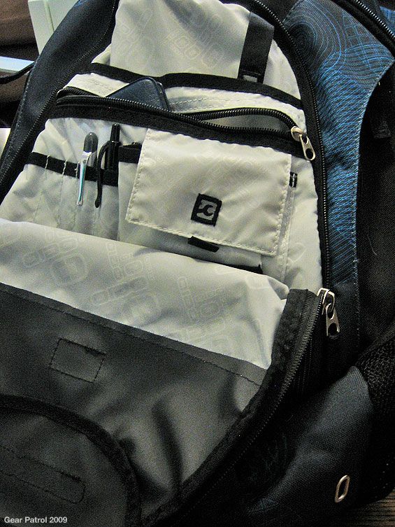 ogio-politan-blue-bag-pockets