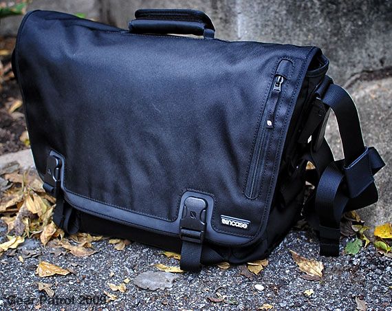 incase-small-messenger-bag-gear-patrol