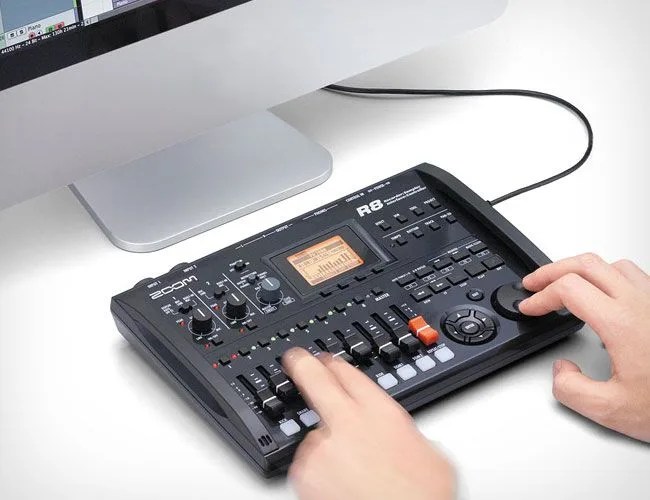 zoom-r8-controller-gear-patrol
