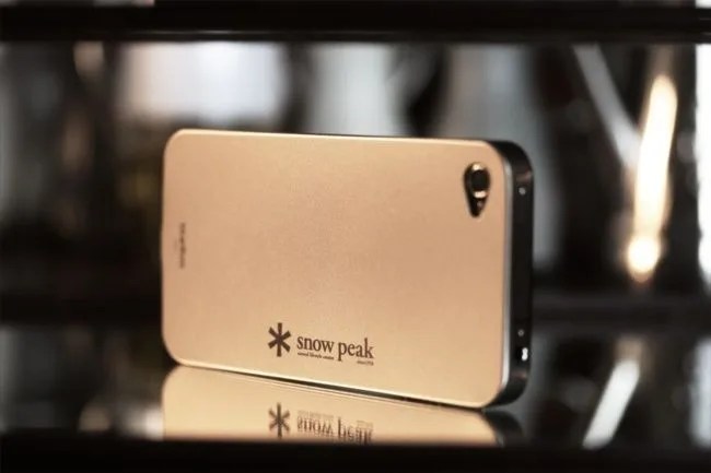 snow-peak-titanium-iphone-4-case-gear-patrol-3_