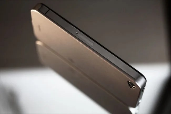 snow-peak-titanium-iphone-4-case-gear-patrol-5_