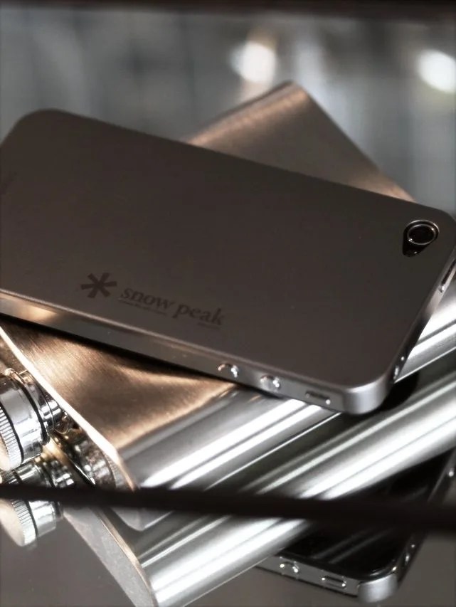 snow-peak-titanium-iphone-4-case-gear-patrol-8_