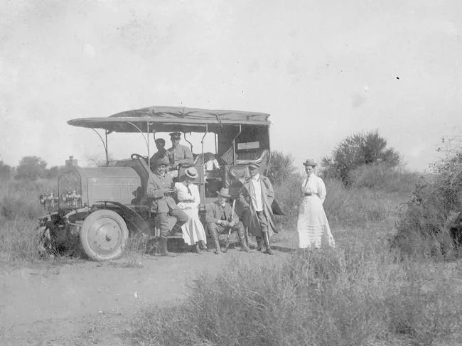 1907-Daimler-Dernburg-Wagen-In-the-Field-1280x960_