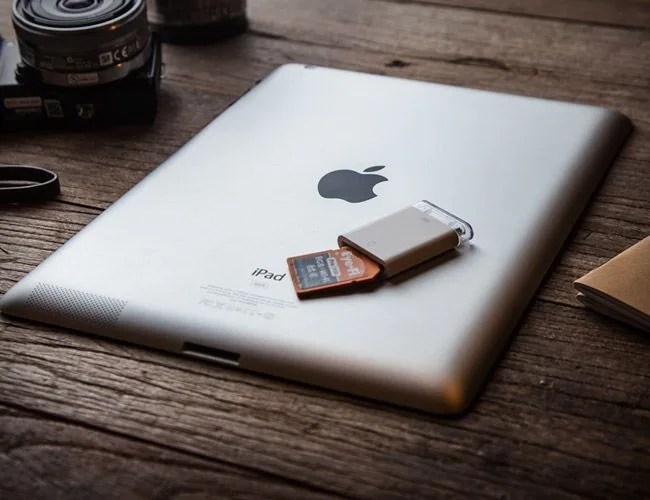 Eye-Fi-Card-Gear-Patrol-Kit