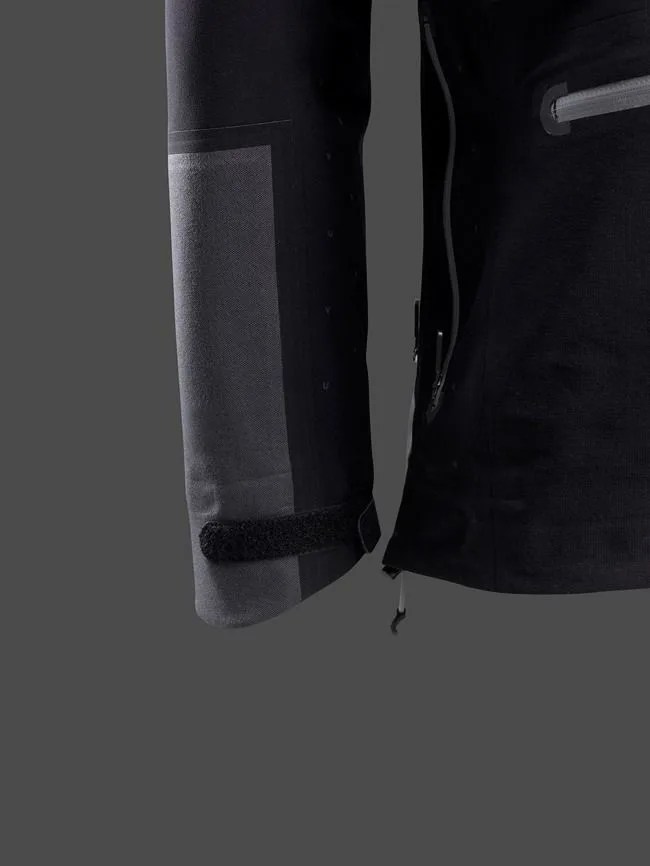 UVU-Cold-Race-Jacket-01-Gear-Patrol-3