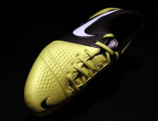 Nike-Maestri-3-side