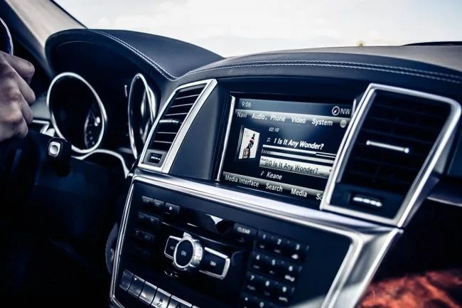 behind-the-wheel-2013-mercedes-benz-gl-gear-patrol-4