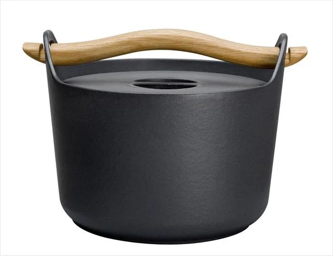 Iittala-Sarpaneva-Cast-Iron-Pot-gift-guide-gear-patrol