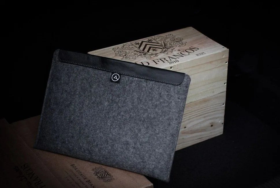 Aecraft-Macbook-Air-Sleeve-Gear-Patrol-Lead-Full