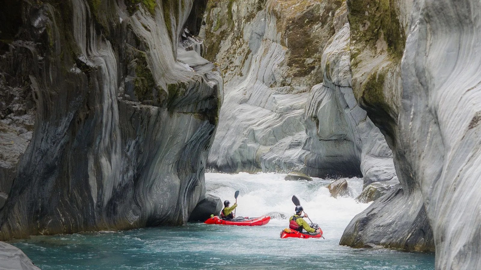 alpacka-alpackalypse-packable-raft-hero-left