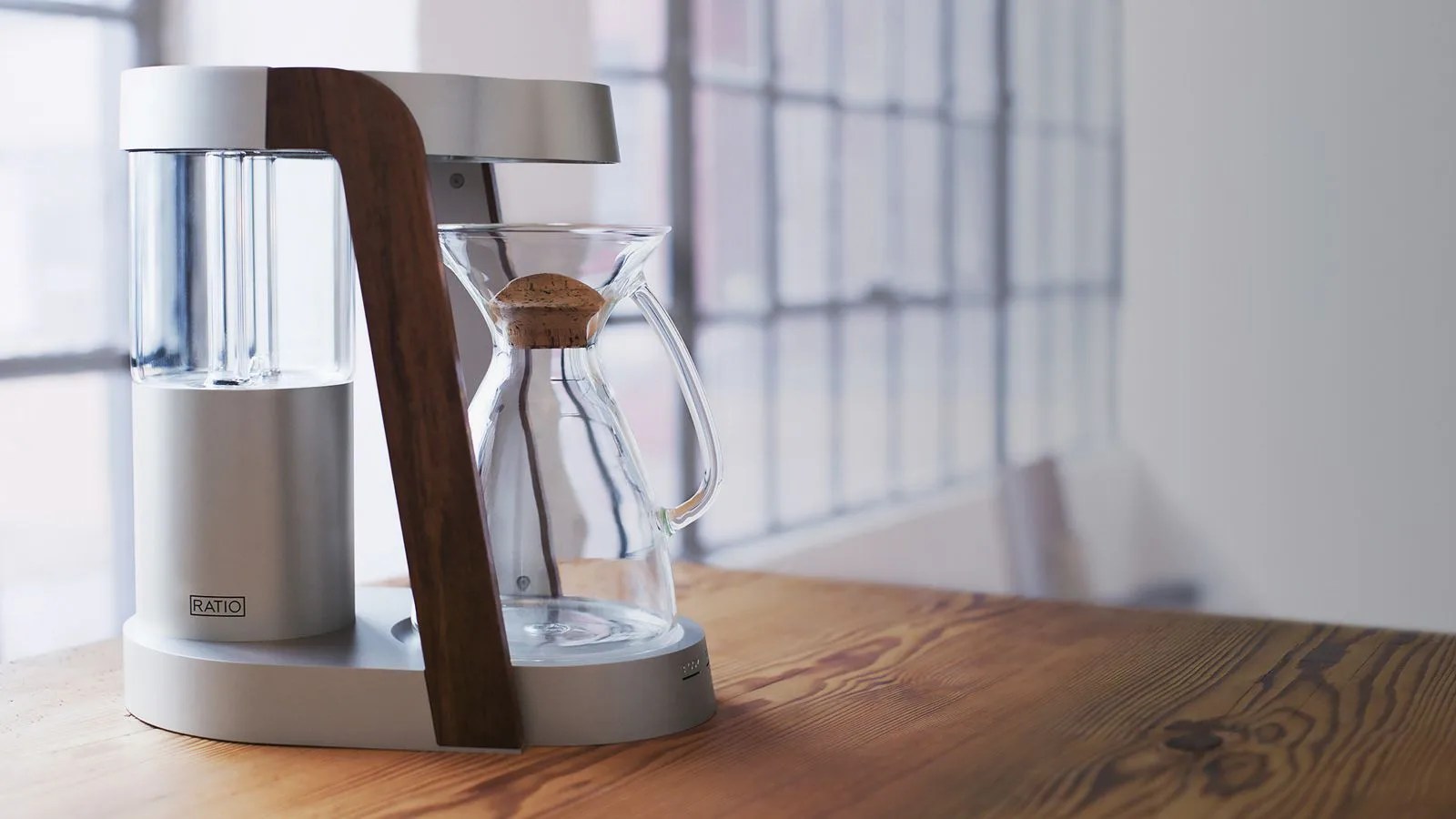 ratio-8-pour-over-coffee-hero-right