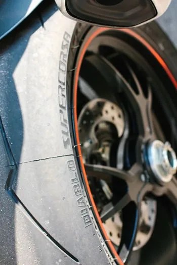 Ducati-Hypermotard-Gear-Patrol-Ambiance