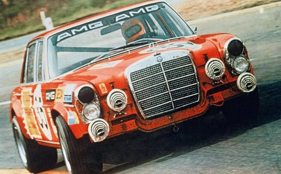 Mercedes-Benz-300-SEL-63-AMG-Gear-Patrol-Ambiance-2