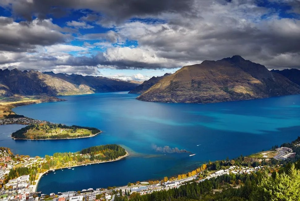 Queenstown cityscape with Wakatipu lake and Remarkables Mountain