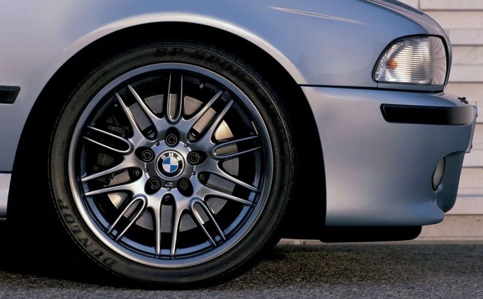 BMW-E39-M5-Gear-Patrol-Ambiance-2