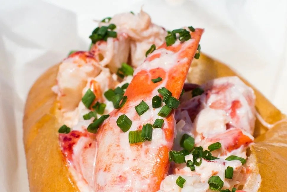 Maine-Lobster-Roll-Gear-Patrol-AMBIANCE