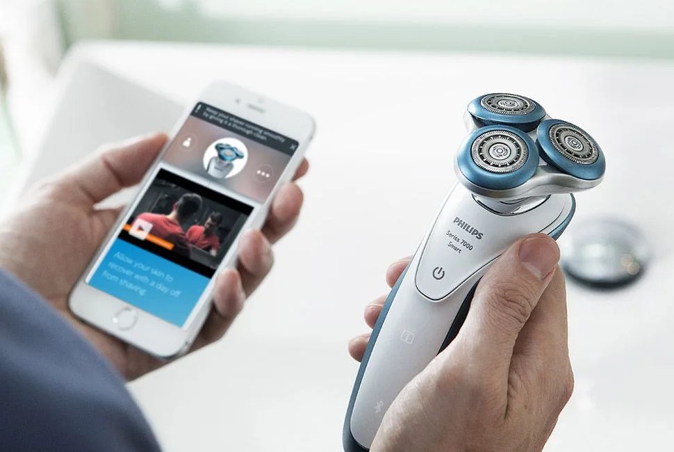 philips-smart-shaver-series-7000-gear-patrol
