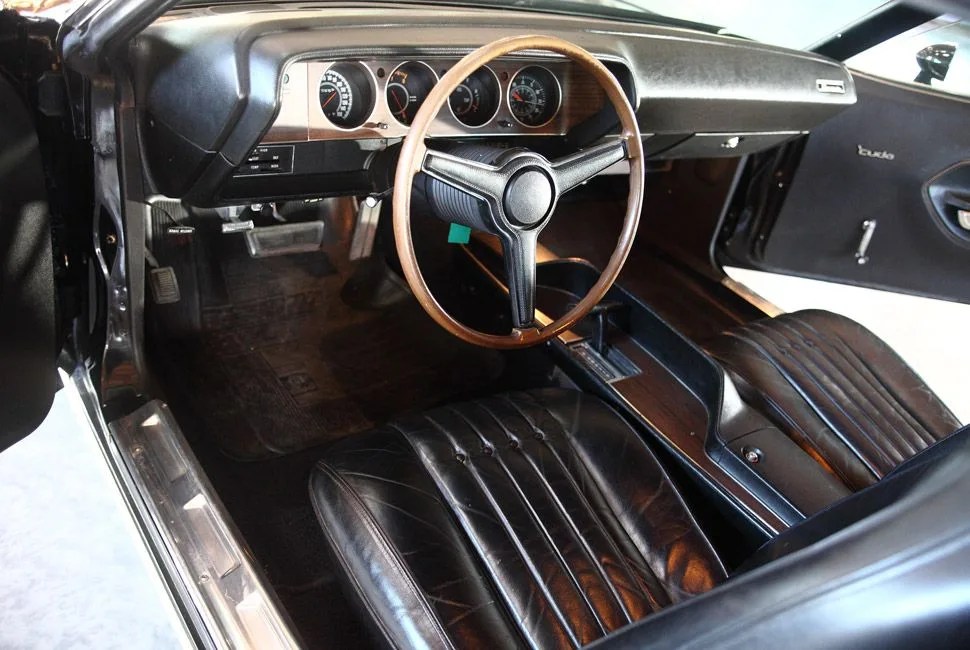 Plymoth-Cuda-Gear-Patrol-Ambiance-Interior