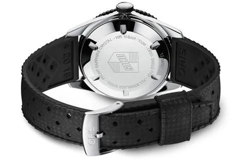 Oris-Diver-65-Gear-Patrol-ambiance-3.jpg
