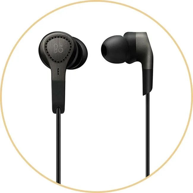 Globetrotter-12-Guys-Xmas-Gear-Patrol-headphones
