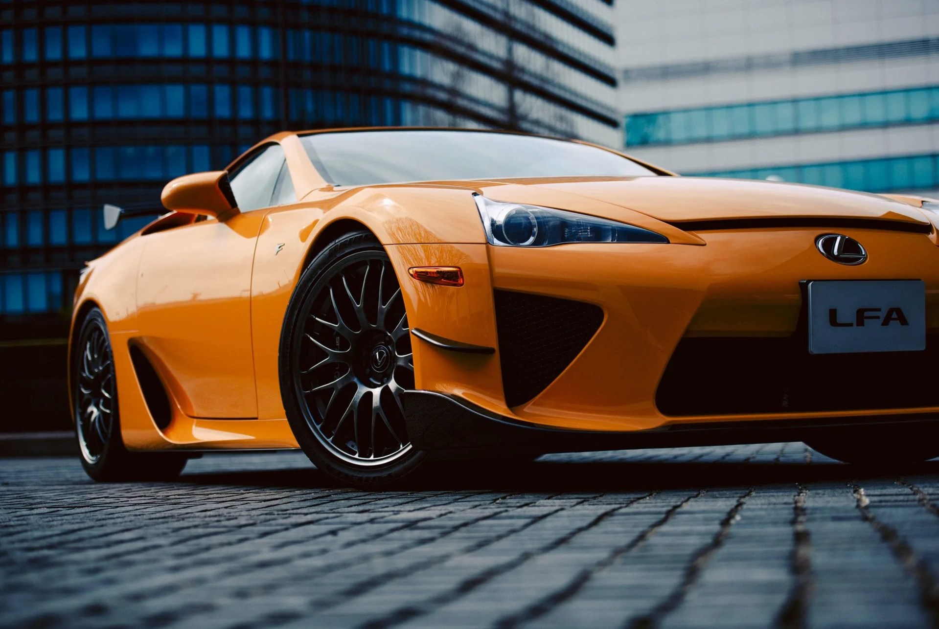 Lexus-LFA-Gear-Patrol-Slide-8