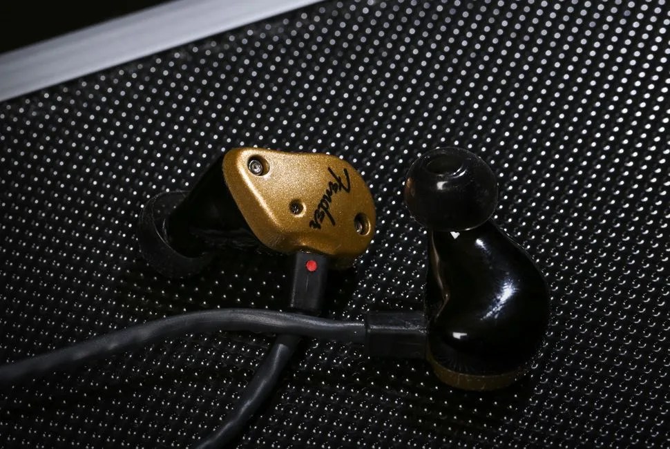 gear-patorl-fender-headphones-lead-full