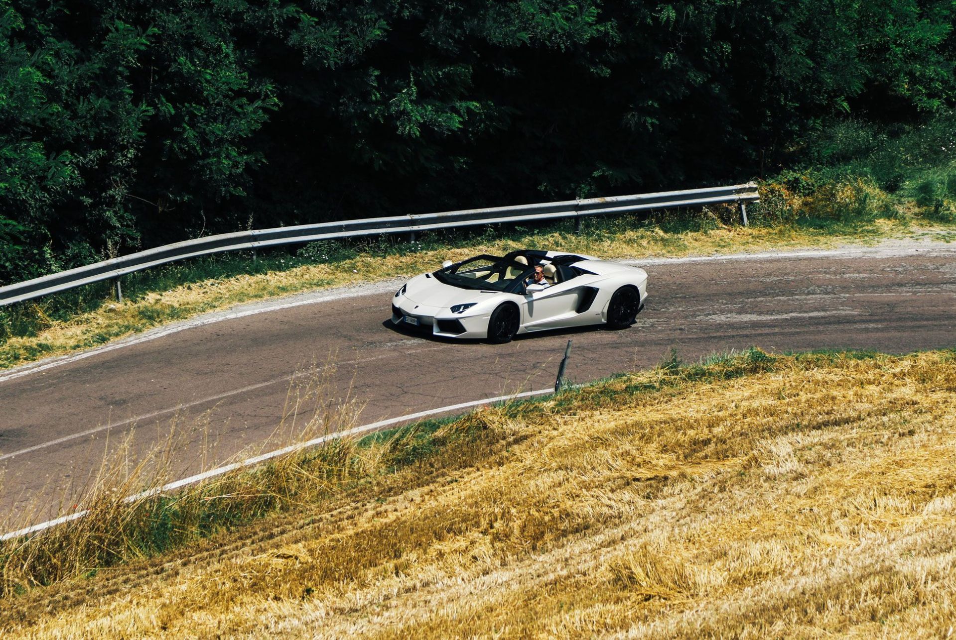 Lamborghini-Aventador-Roadster-Gear-Patrol-Ambiance