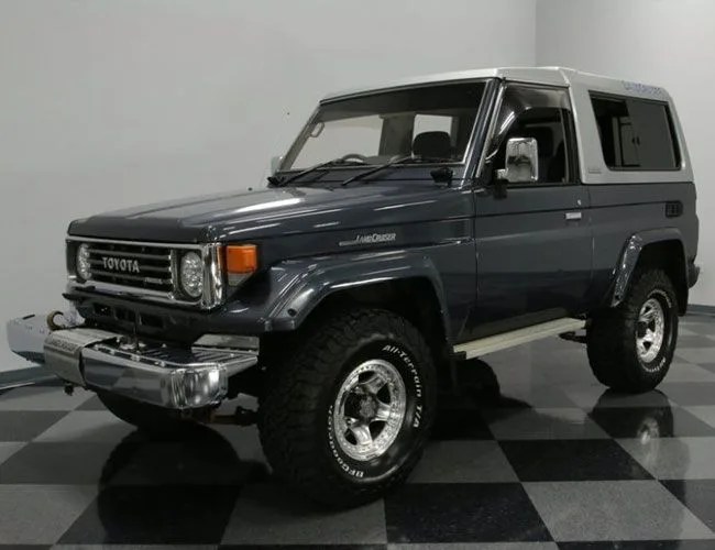 land-cruisers-gear-patrol-hjz73