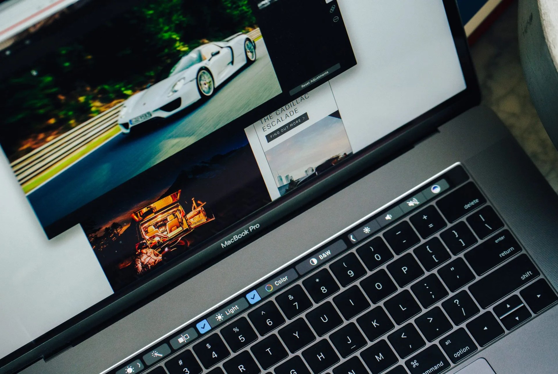 MBP-Touch-Bar-Gear-Patrol-Ambiance-2