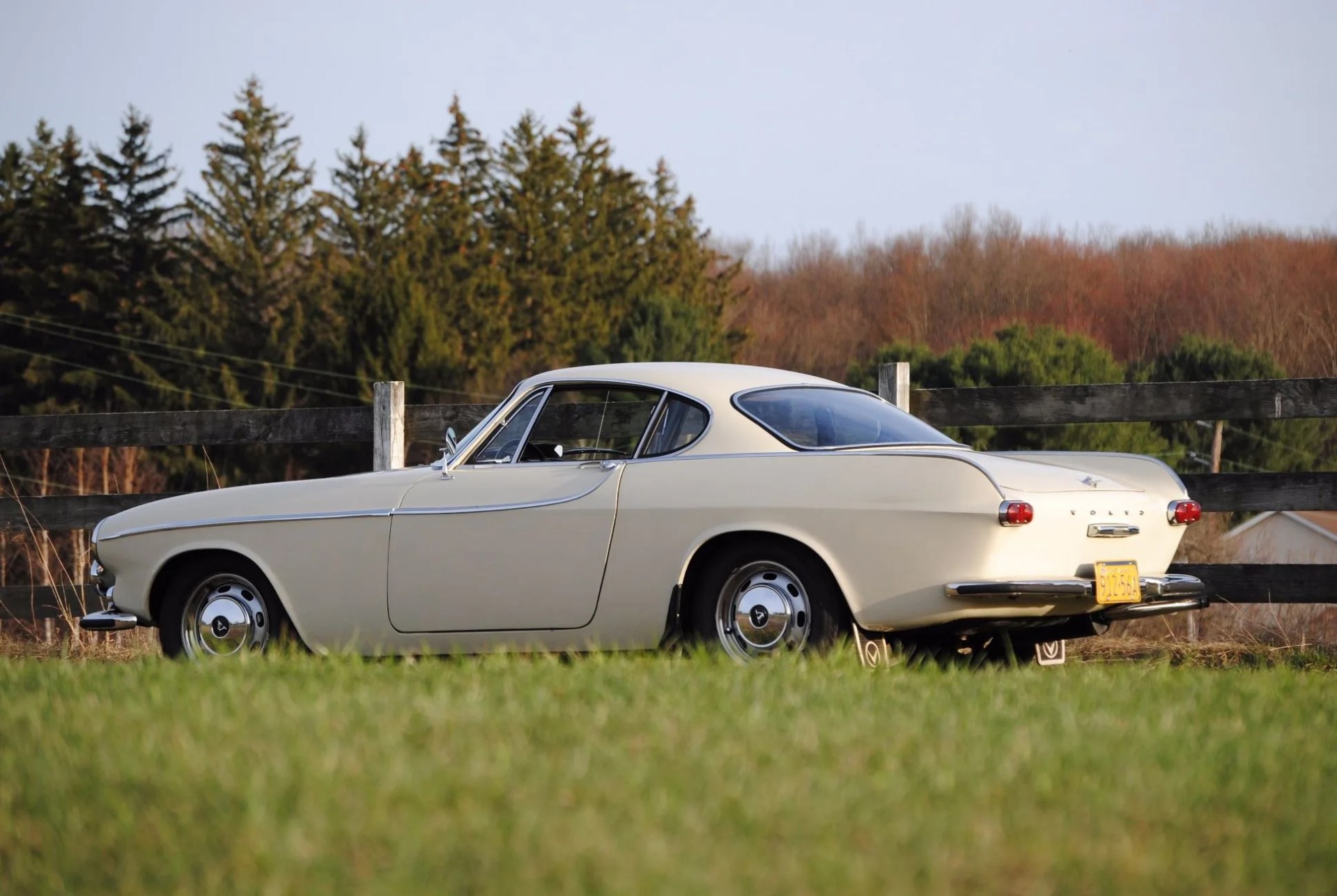 classic-volvos-gear-patrol-full-lead