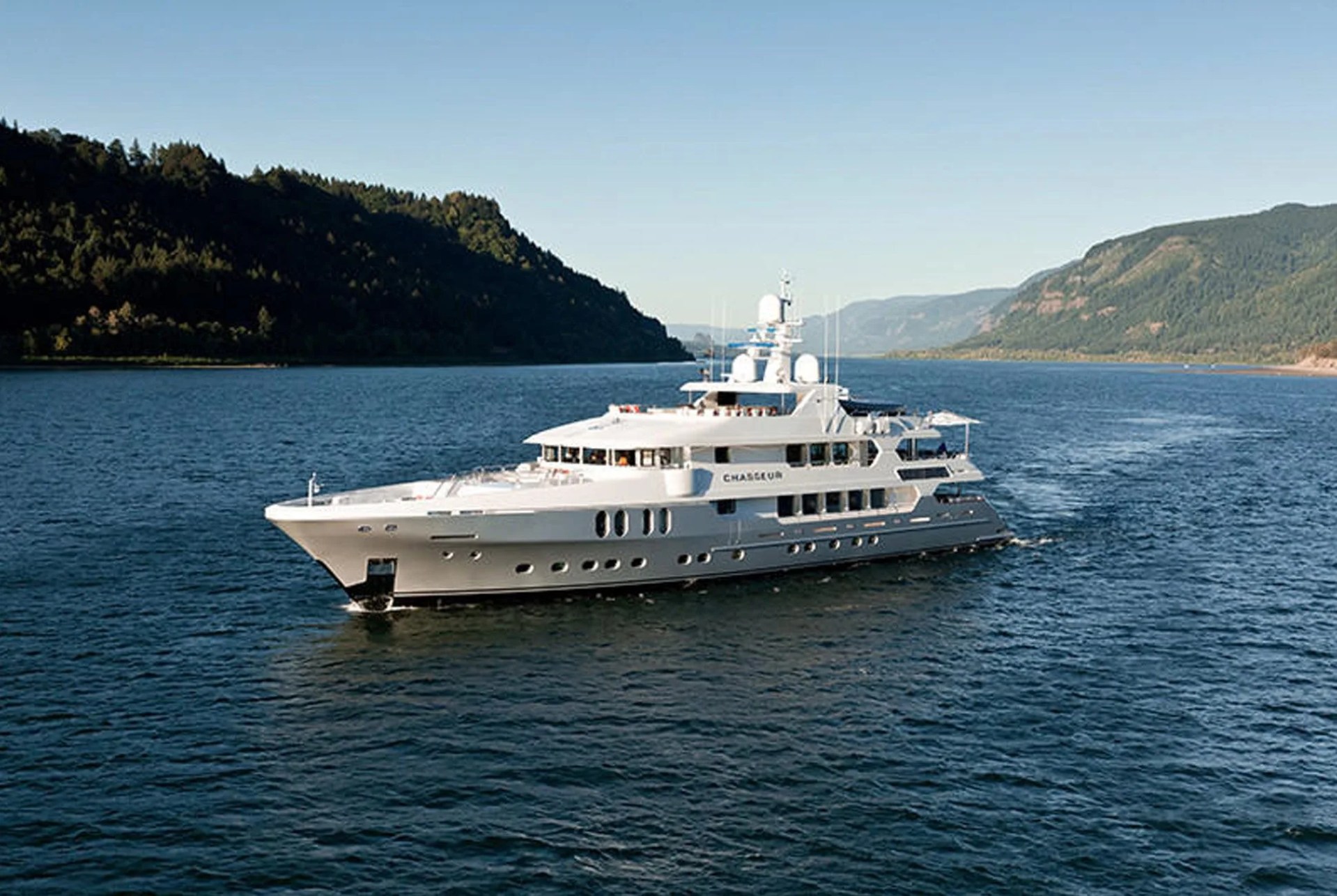 18-Winners-Yacht-2017-Gear-Patrol-18