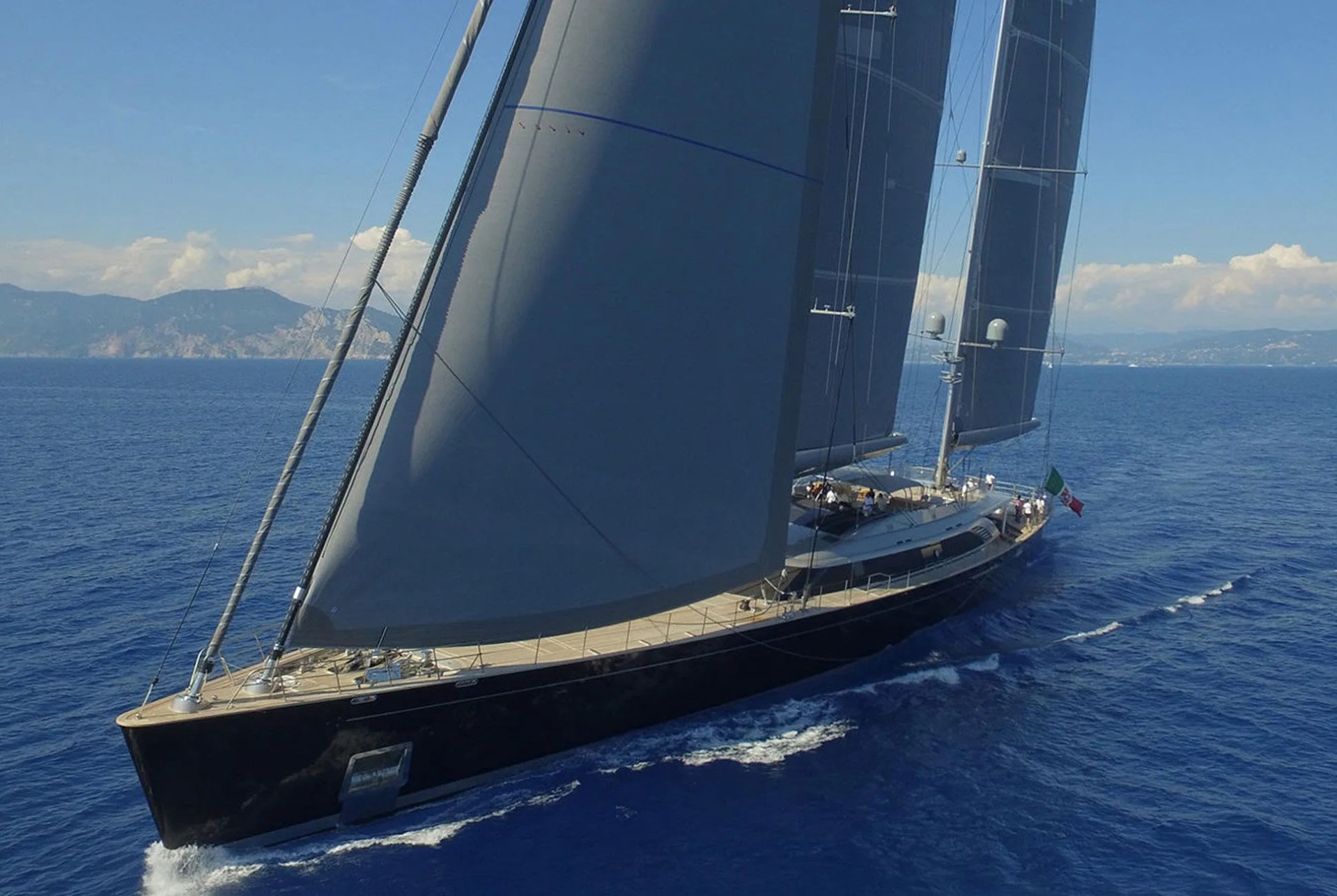 18-Winners-Yacht-2017-Gear-Patrol-2