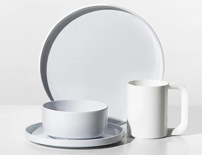 Vignelli-Dinnerware-Gear-Patrol-Lead-Featured