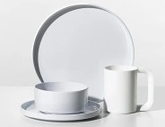 Vignelli-Dinnerware-Gear-Patrol-Lead-Featured