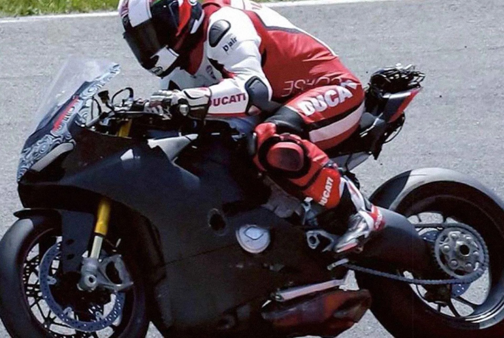 Ducati-V4-Gear-Patrol-Lead-Full
