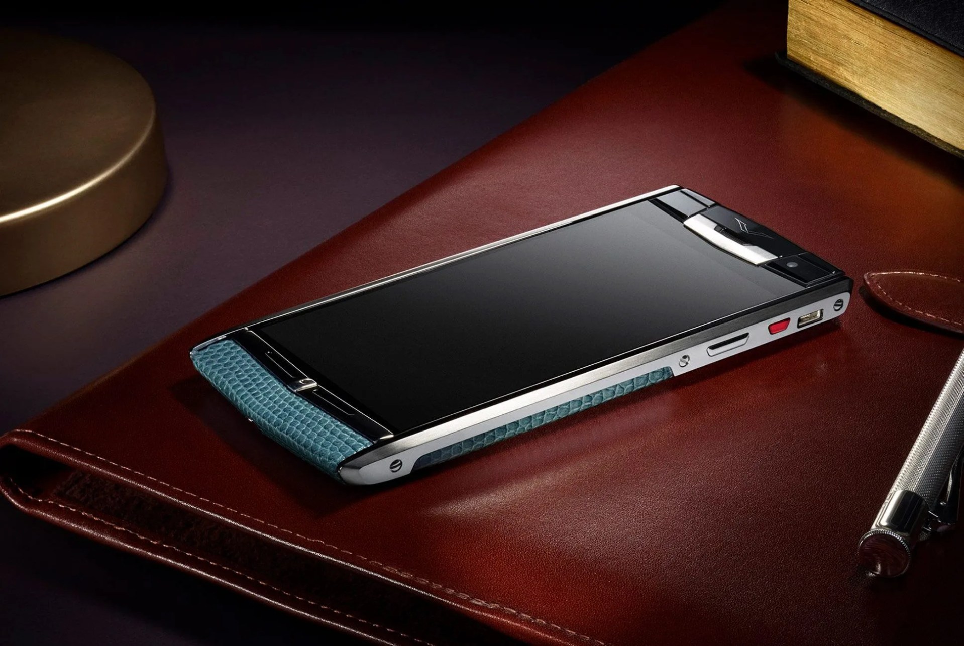 Luxury-Smartphones-Gear-Patrol-Ambiance
