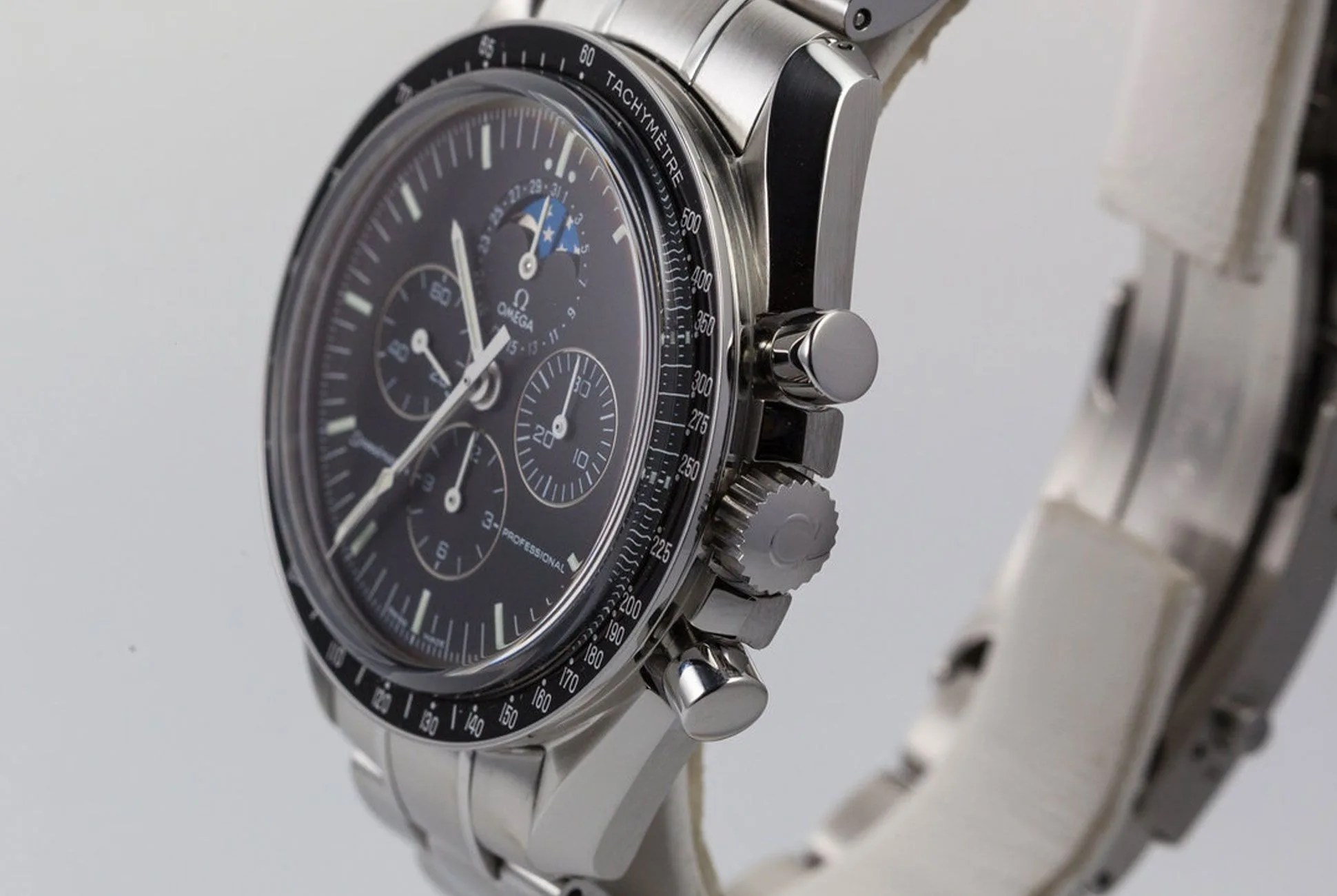 modern-classic-watches-gear-patrol-full-lead