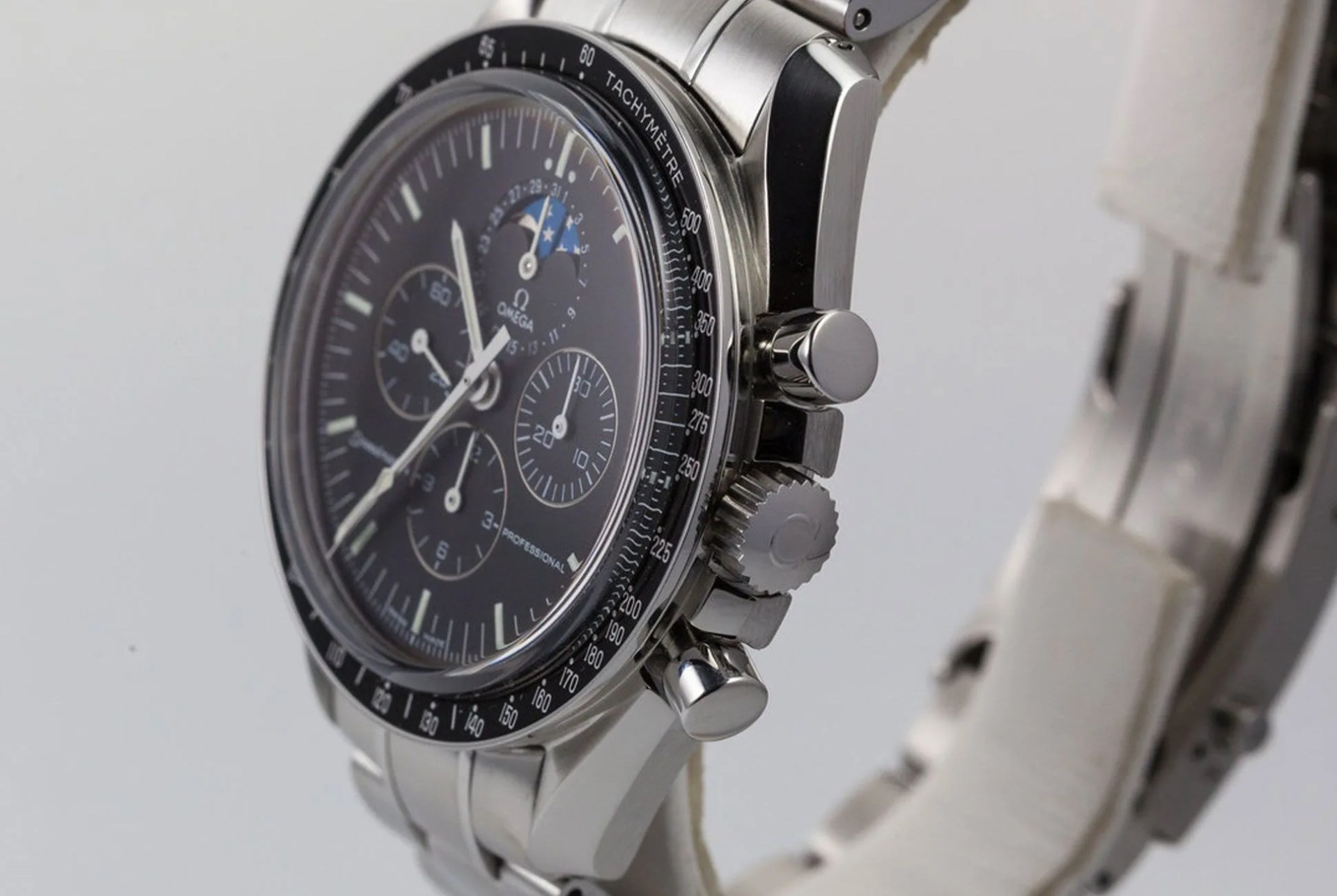 modern-classic-watches-gear-patrol-full-lead