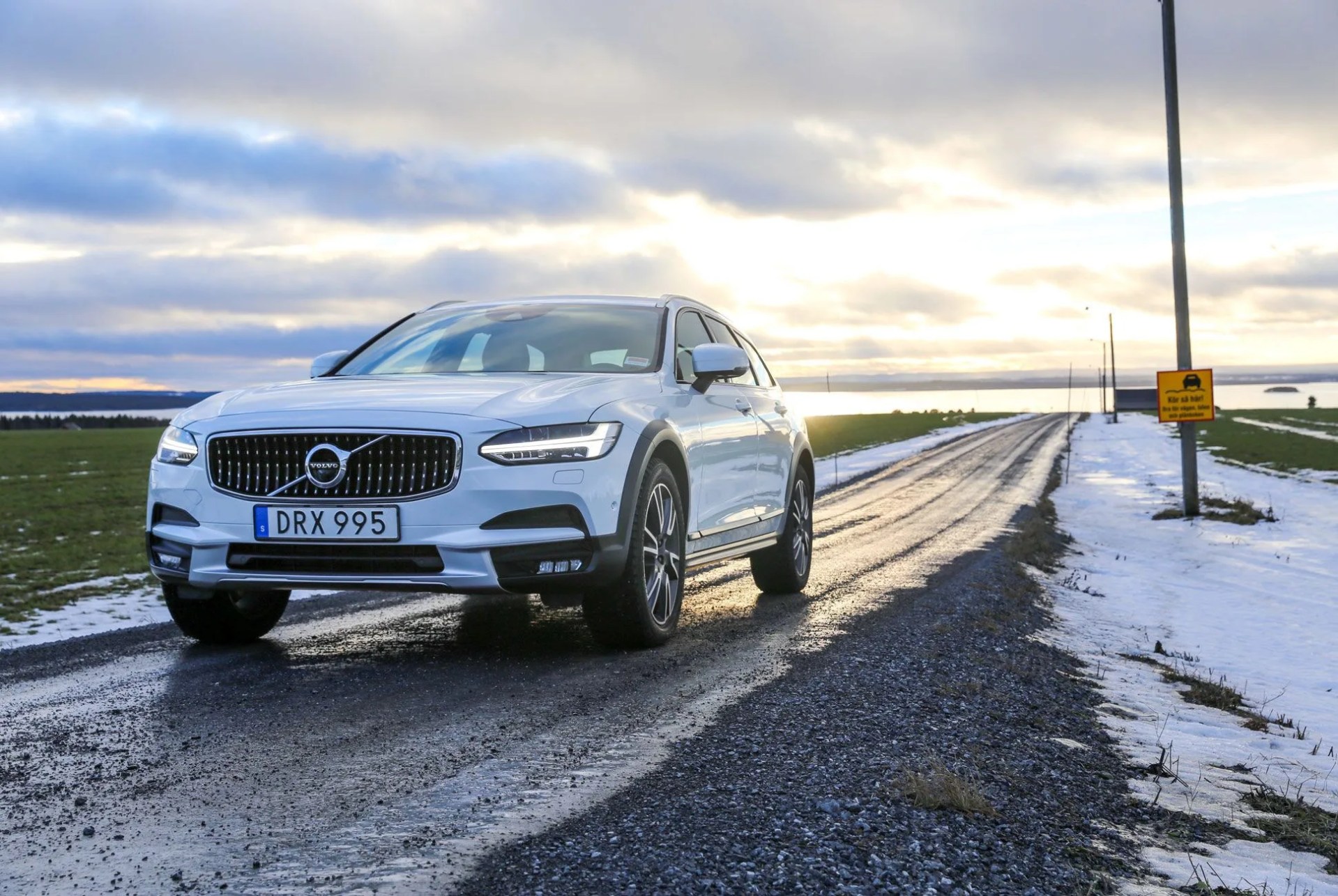 15-Best-Luxury-Cars-of-2017-for-Under-$100,000-GEAR-PATROL-volvov90