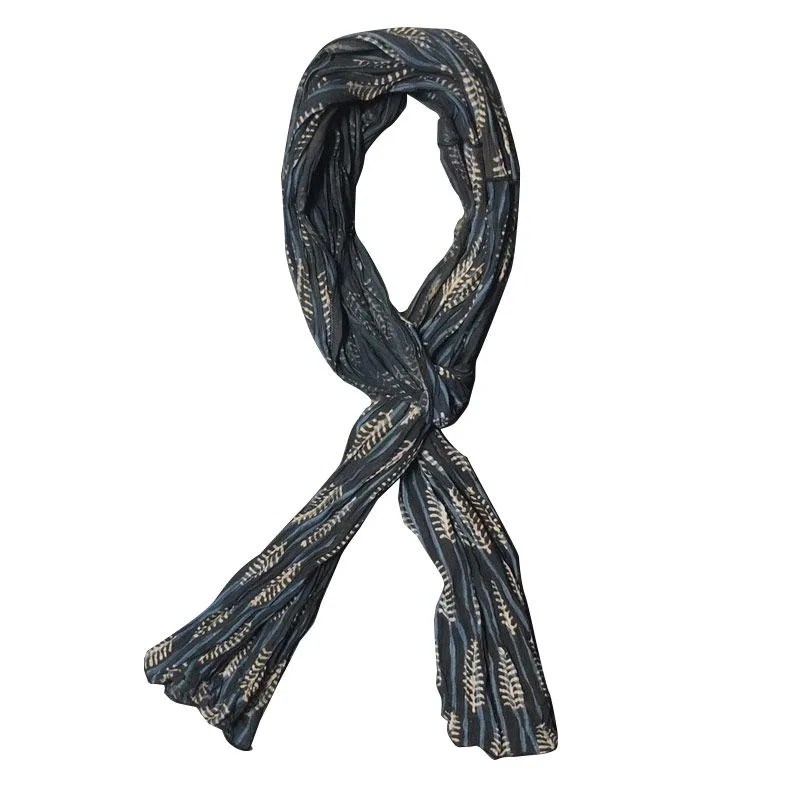 Best-Lightweight-Scarves-for-Transitional-Temps-gear-patrol-colectors-3