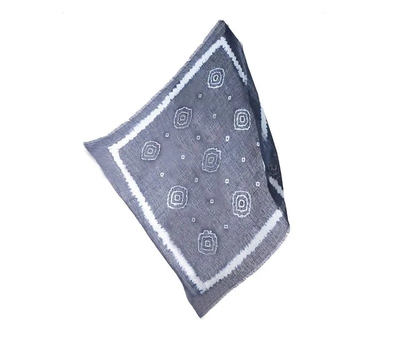 Best-Lightweight-Scarves-for-Transitional-Temps-gear-patrol-ipezzi