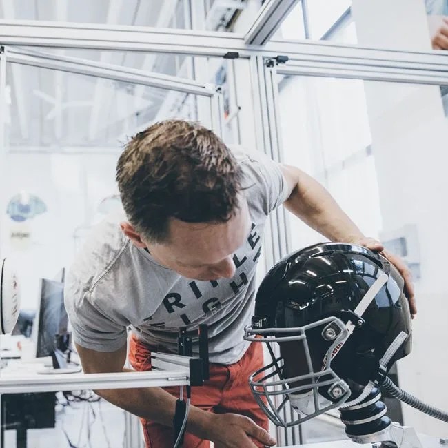 gear-patrol-mips-helmets-ambiance-2