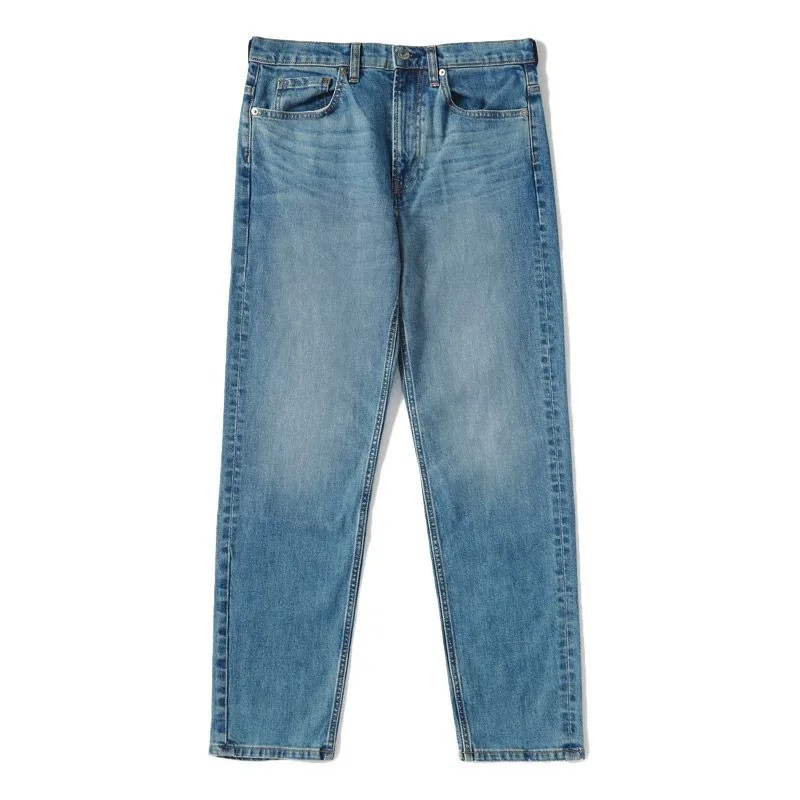 washed-blue-jeans-gear-patrol-2-everlane