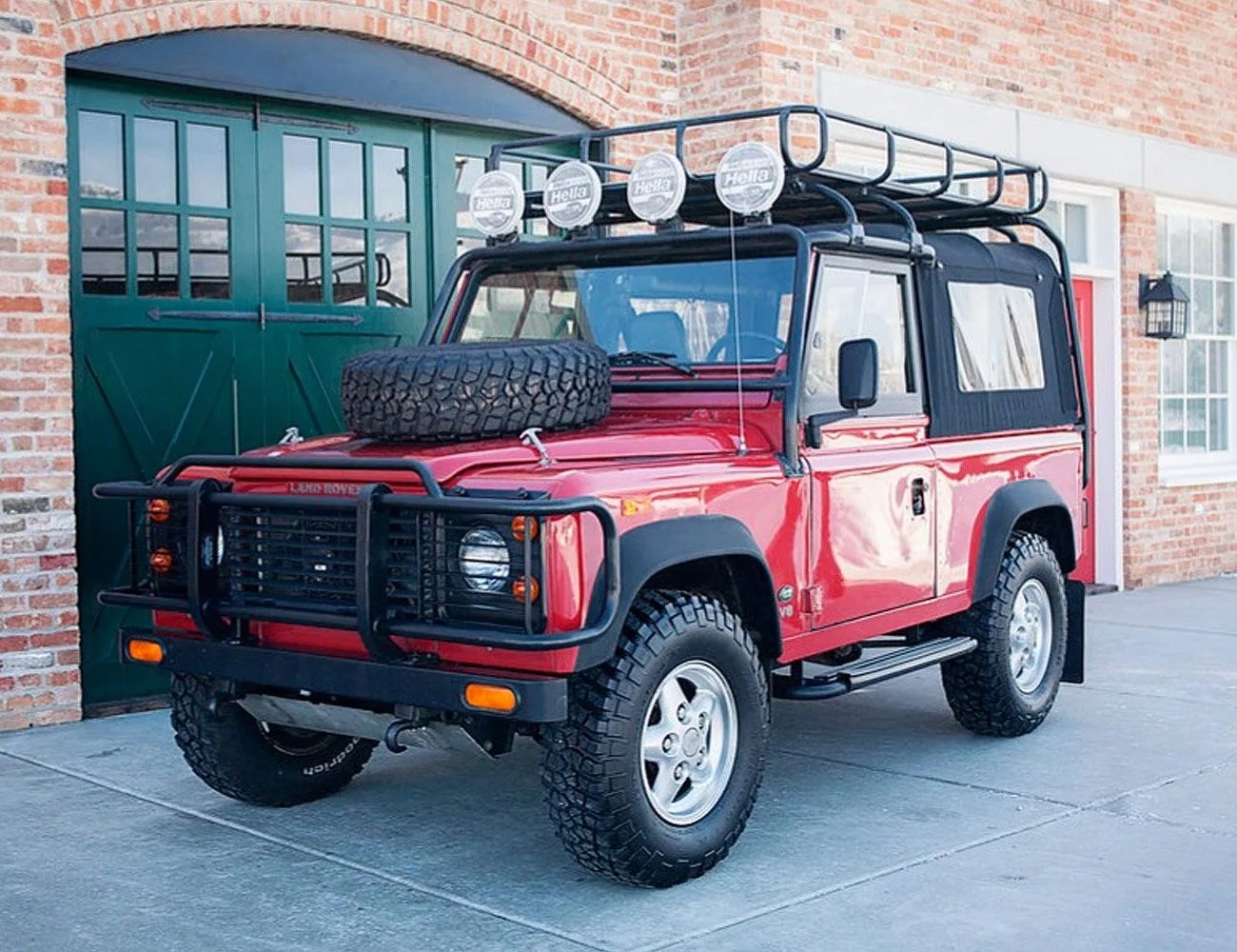 Found-5-Overlanders-For-Hauling-Gifts-gear-patrol-Defender-90-NAS