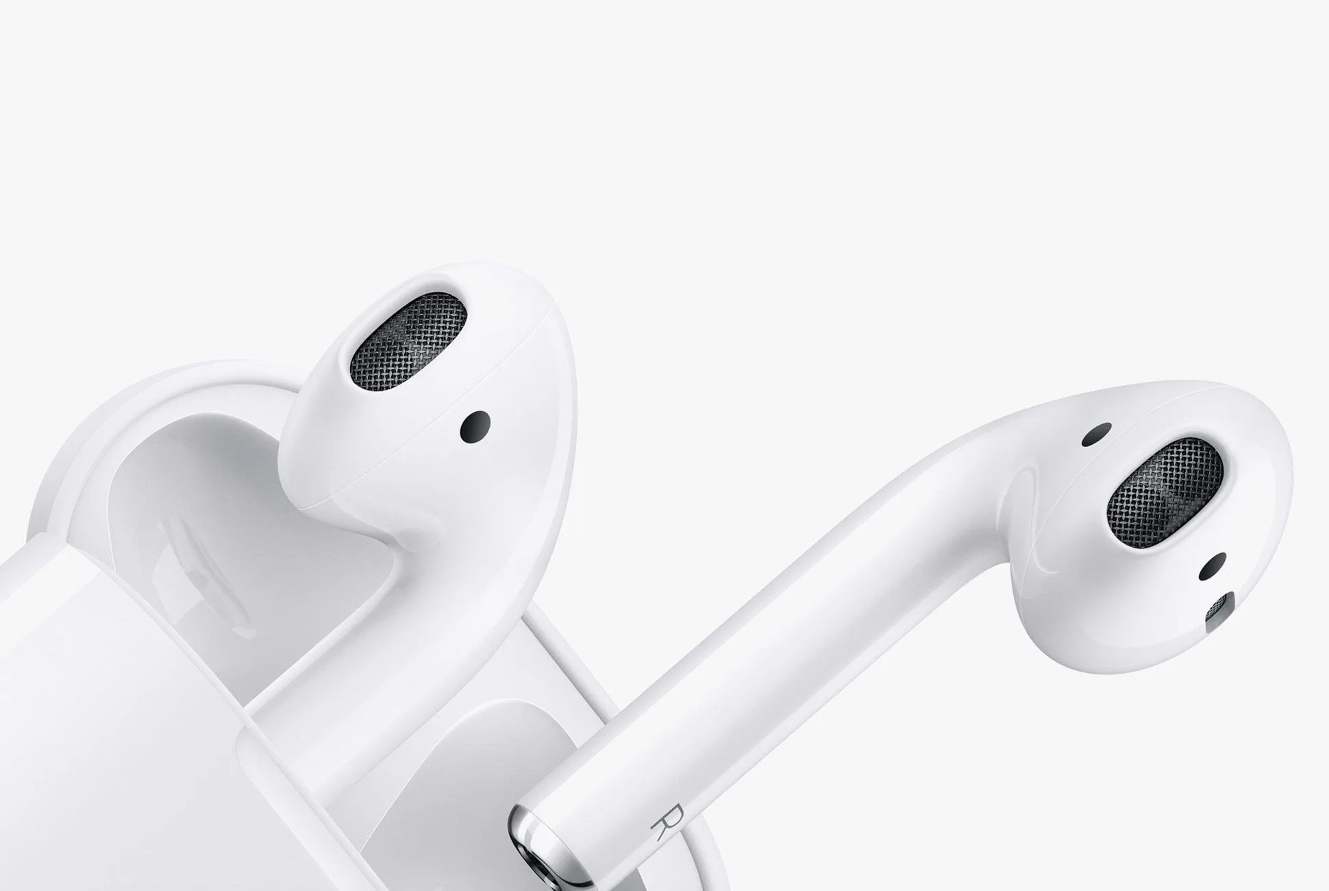How-to-Clean-Your-AirPods-gear-patrol-lead-full