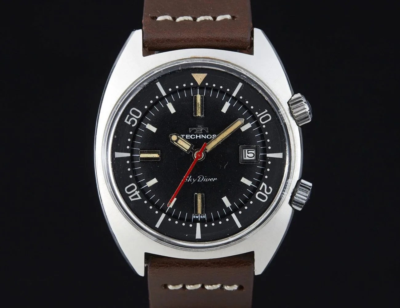Vintage-Divers-Classy-Enough-To-Wear-With-Suit-gear-patrol-Technos-SkyDiver