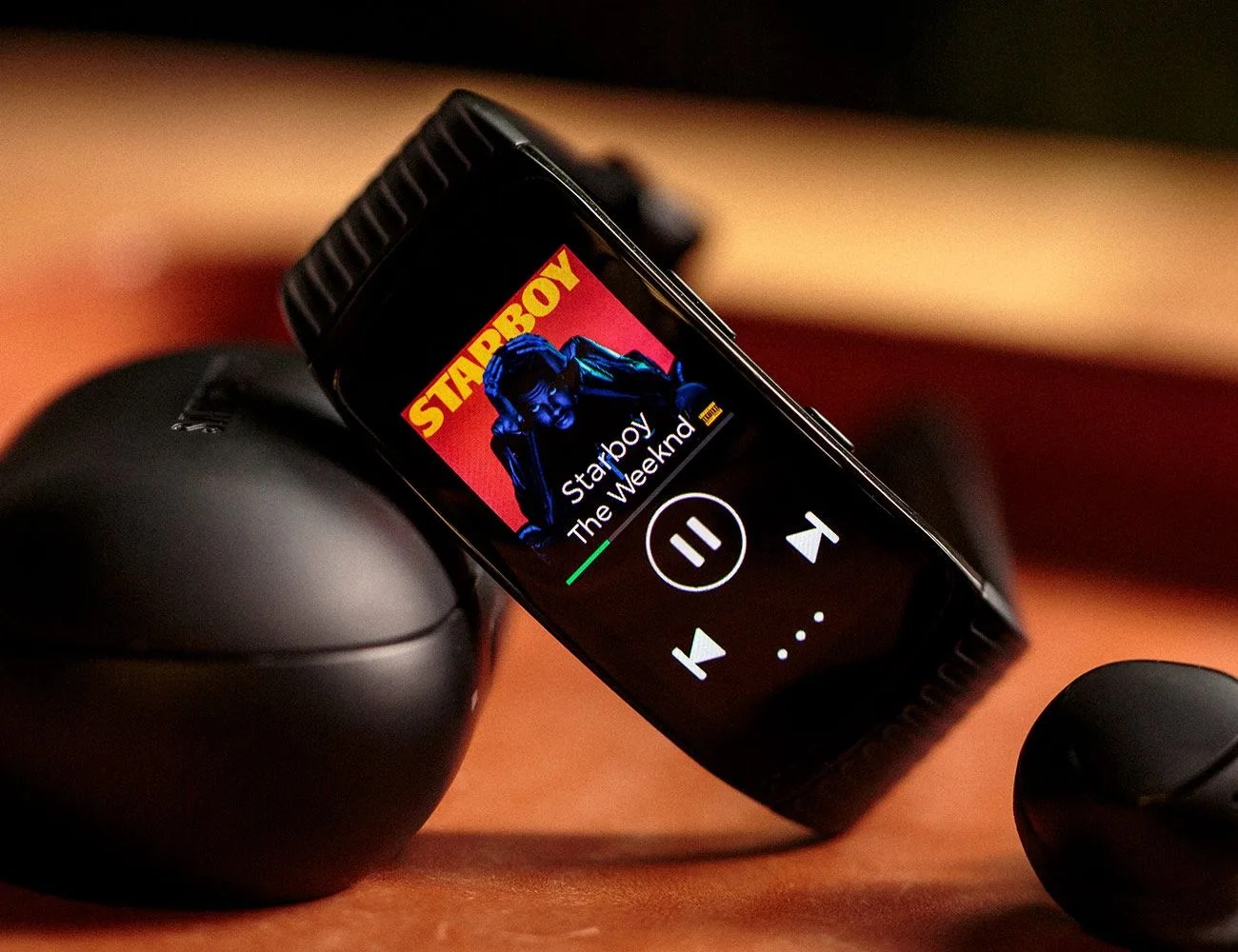 Samsung-Gear-Fit-2-Spotify-gear-patrol-ambiance-3