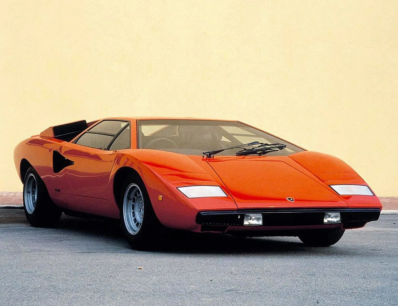 15-of-the-Best-Automotive-Hoodscoops-gear-patrol-1974-Lamborghini-Countach-LP400